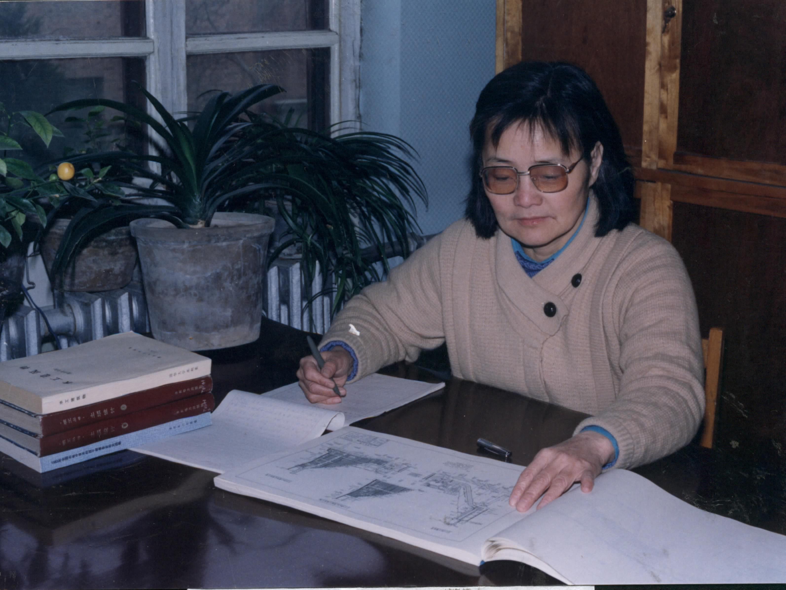 1990年吴媚玲教授在备课（903055）.jpg